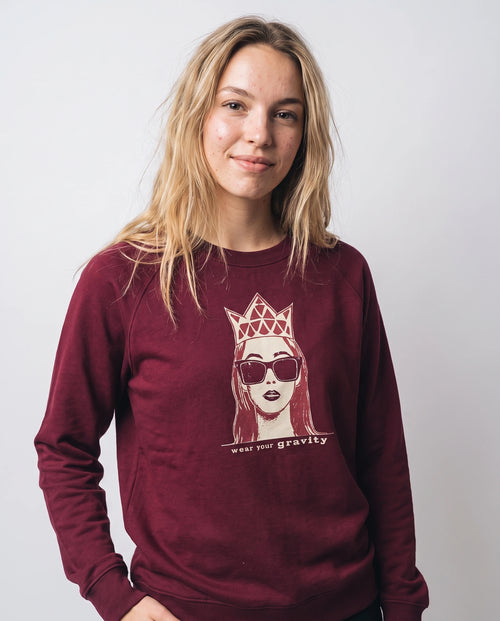 gravisk Crowned graphic sweatshirt in organic cotton. Cream and burgundy portrait with dark sunglasses and a geometric crown.