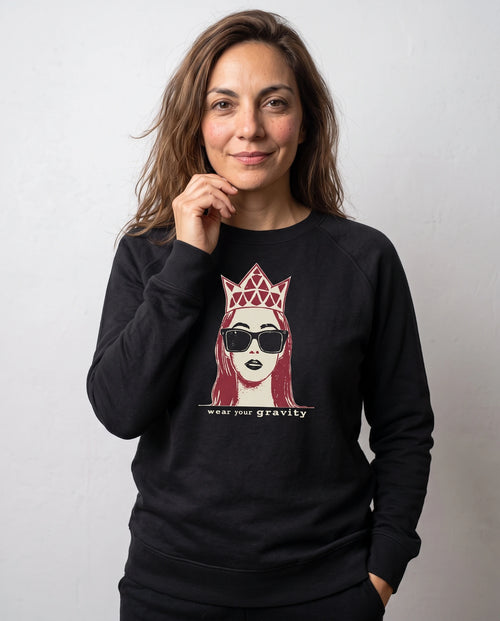 gravisk Crowned graphic sweatshirt in organic cotton. Cream and burgundy portrait with dark sunglasses and a geometric crown.