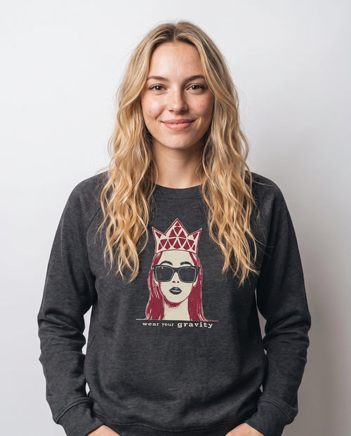 gravisk Crowned graphic sweatshirt in organic cotton. Cream and burgundy portrait with dark sunglasses and a geometric crown.