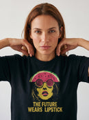 gravisk The Future Wears Lipstick Grafik-T-Shirt aus Bio-Baumwolle, getragen. Pop-Art-Porträt mit kräftigen Lippen, runder Sonnenbrille und Wassermelonen-Krone.