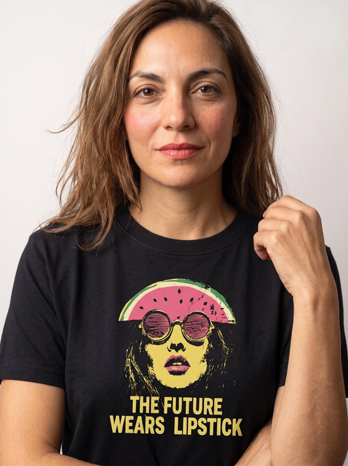 The Future Wears Lipstick Unisex-T-Shirt von gravisk, Pop-Art-Druck in Gelb und Pink auf Bio-Baumwolle.
