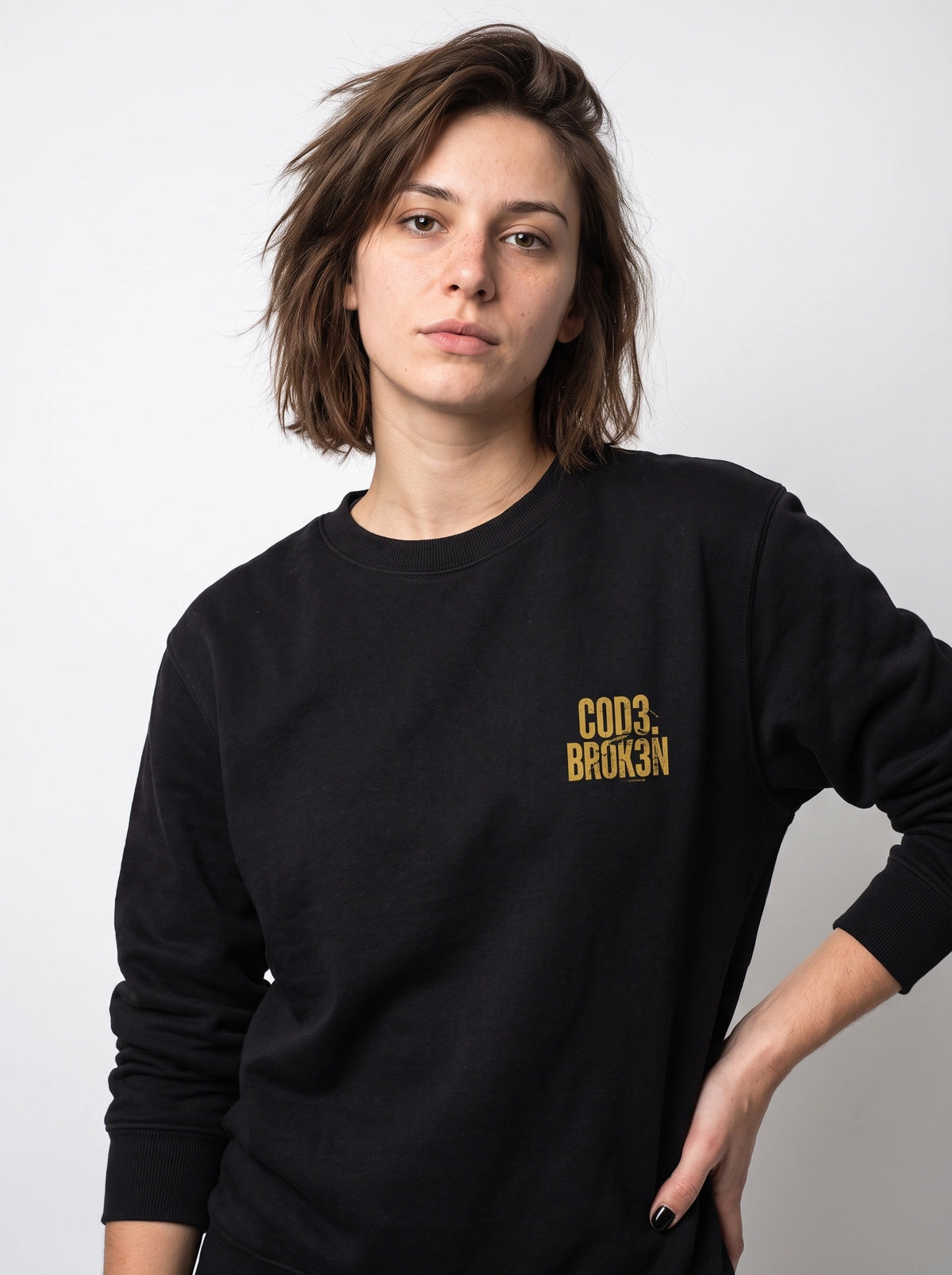 gravisk Code Broken chest print sweatshirt in organic cotton. COD3. BROK3N in small worn gold letters on the left chest.