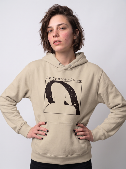 gravisk Introverting v1 graphic hoodie in organic cotton. Faceless line-art figure with a strip of night sky, stars and a moon.
