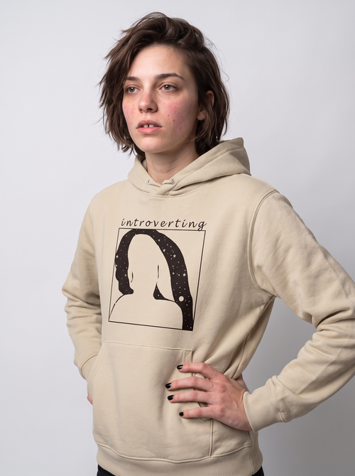 gravisk Introverting v1 graphic hoodie in organic cotton. Faceless line-art figure with a strip of night sky, stars and a moon.