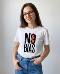 No Bias - Grafik-T-Shirt (schwarze Schrift)