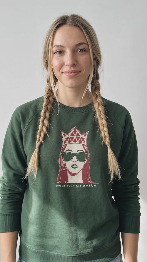 gravisk Crowned graphic sweatshirt in organic cotton, short video.